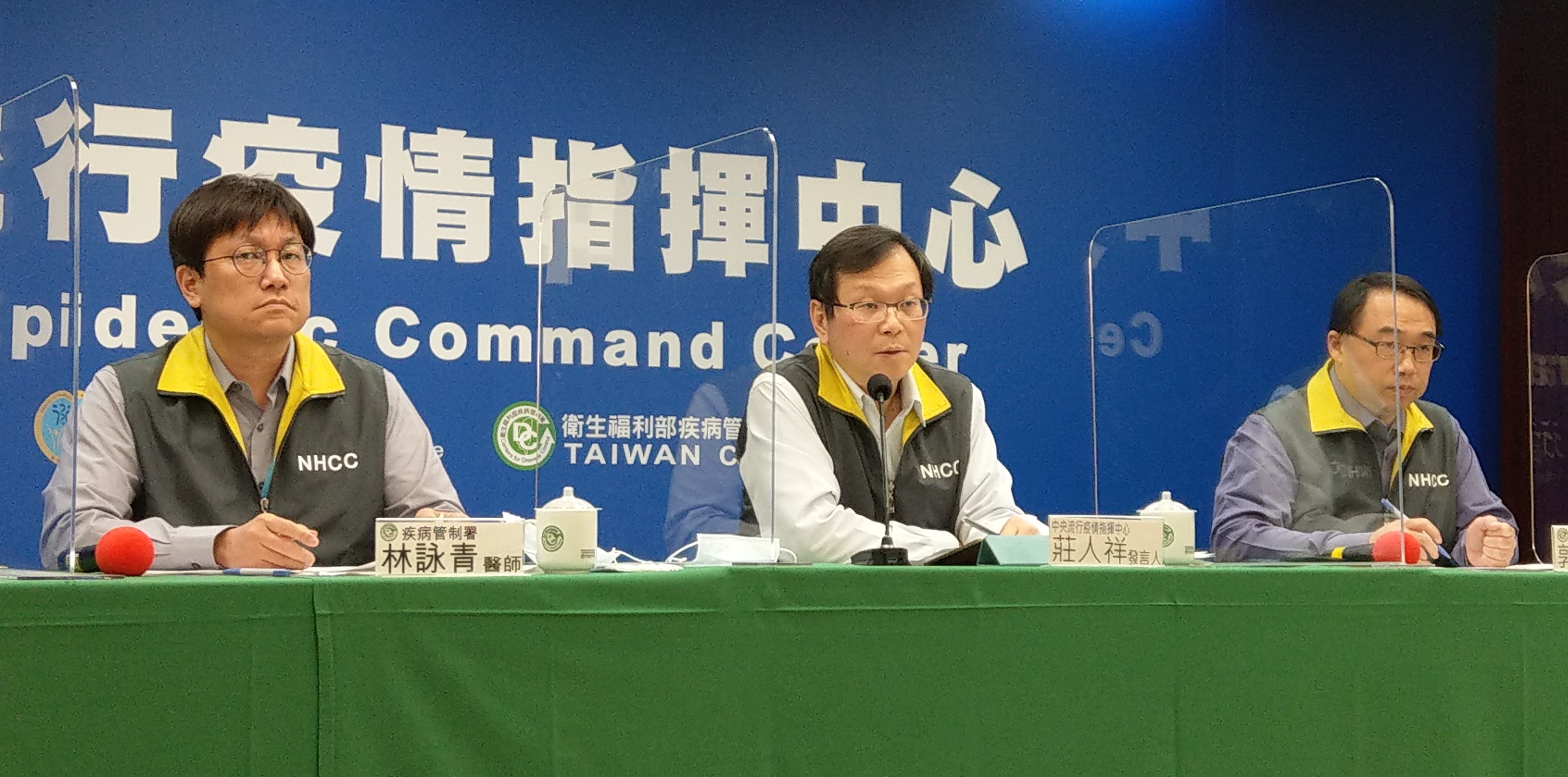 莊人祥(中)5日表示，「台灣輸出」越南女移工的密切接觸者檢驗為陰性，因此要考慮是否檢驗出現偽陽性。(劉品希 攝)
