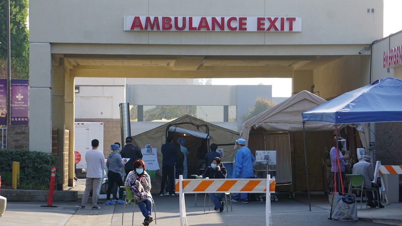 武漢肺炎疫情惡化，美國加州洛杉磯醫院滿載。圖為蒙特瑞公園市（Monterey Park）一處醫院在急診室外搭設帳棚。(圖：中央社)