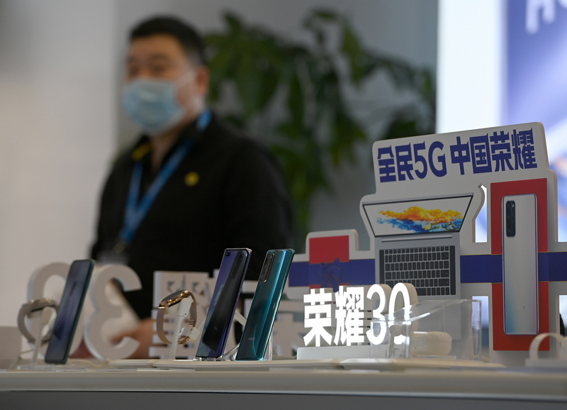 圖為北京一家商場內的榮耀手機專區。（中新社提供）(資料照片/CNA)