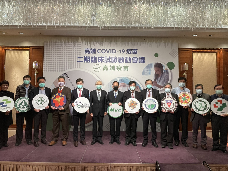 高端疫苗日前宣布由前衛福部長、國衛院董事長林奏延（左6）擔任COVID-19疫苗二期臨床試驗召集總主持人，與全台11家醫院共同召募3700名受試者，目標在第2季申請緊急使用授權。(資料照片/中央社)
