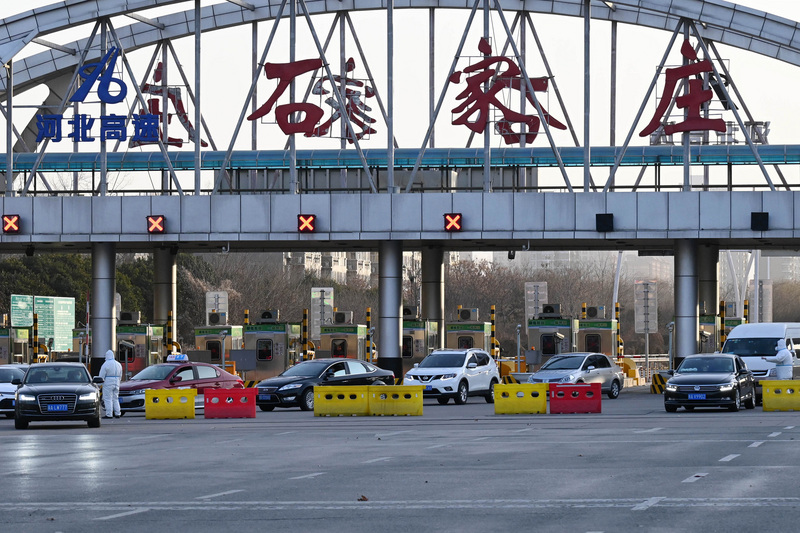 中國河北省省會石家莊市爆發武漢肺炎本土疫情後，接連推出多項措施嚴格人員管控。圖為6日石家莊一個高速高路出口，警方正在管制疏導車輛。（中新社提供）