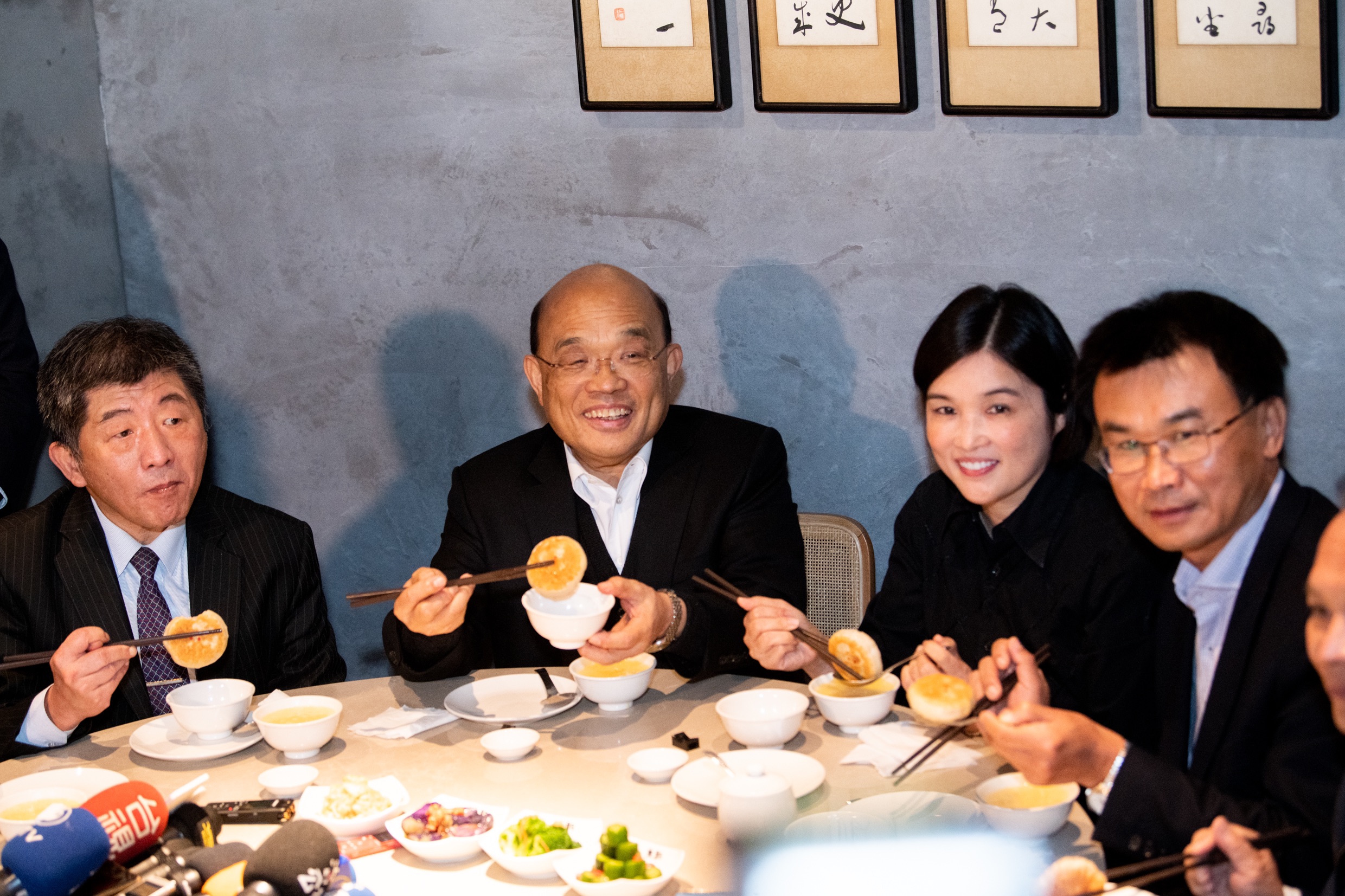 行政院長蘇貞昌6日率領衛福部長陳時中、農委會主委陳吉仲到知名餡餅、小米粥餐廳，品嚐台灣豬肉美食。(行政院提供)