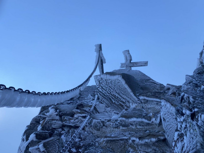寒流7日南下，雖然玉山群峰截至7日中午尚未降雪，不過，主峰步道風口到主峰頂部分路段已有結冰或霧淞，成一片銀白世界。（玉管處提供）