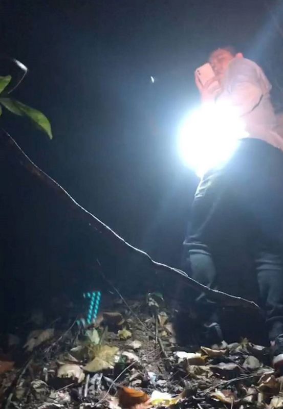 屏東1架輕航機7日下午從高樹鄉起飛場起飛，沒在預定時間內返場，且聯絡不上，機上有教練和乘客2人，警消目前仍持續搜尋中。（屏東消防局提供）