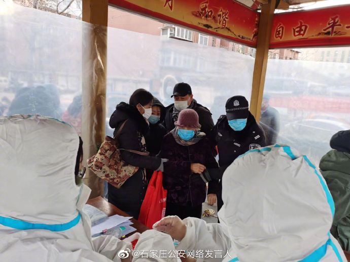 中國河北疫情升溫，石家莊民眾等待進行採檢。(微博)