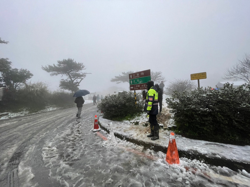 寒流來襲，陽明山巴拉卡公路8日清晨開始飄雪，警政署保七總隊第四大隊及台北市警察局北投分局啟動雪季勤務第一階段管制，禁止未附掛雪鏈車輛出入。圖為二子坪入口處。（翻攝畫面）(圖：中央社 )