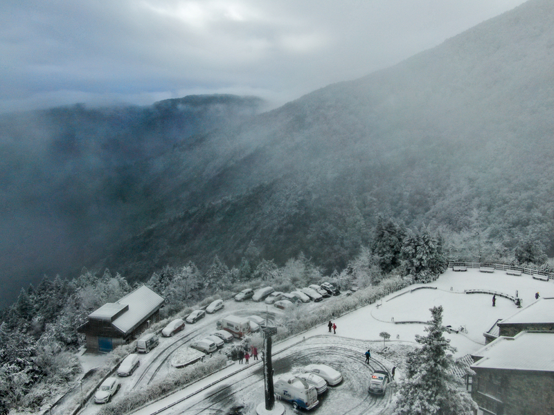 寒流襲台，8日太平山國家森林遊樂區下雪，太平山莊覆蓋著白雪，搭配遠方的山巒景色優美。(中央社)