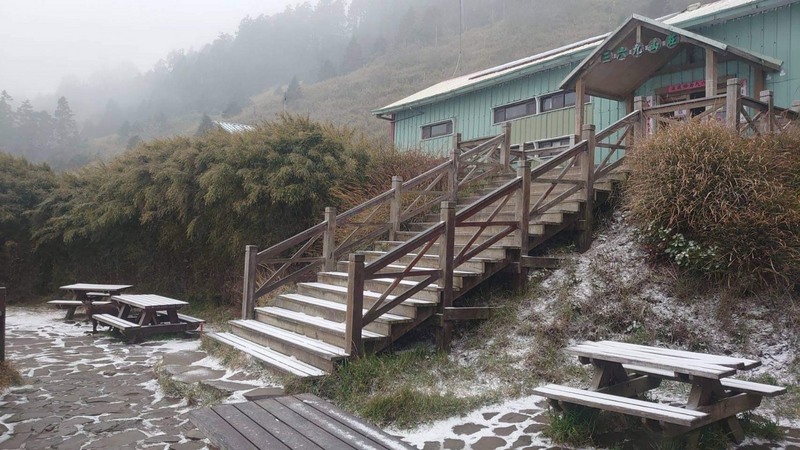 鋒面夾帶水氣通過，雪山今天降3月雪。(圖：中央社)