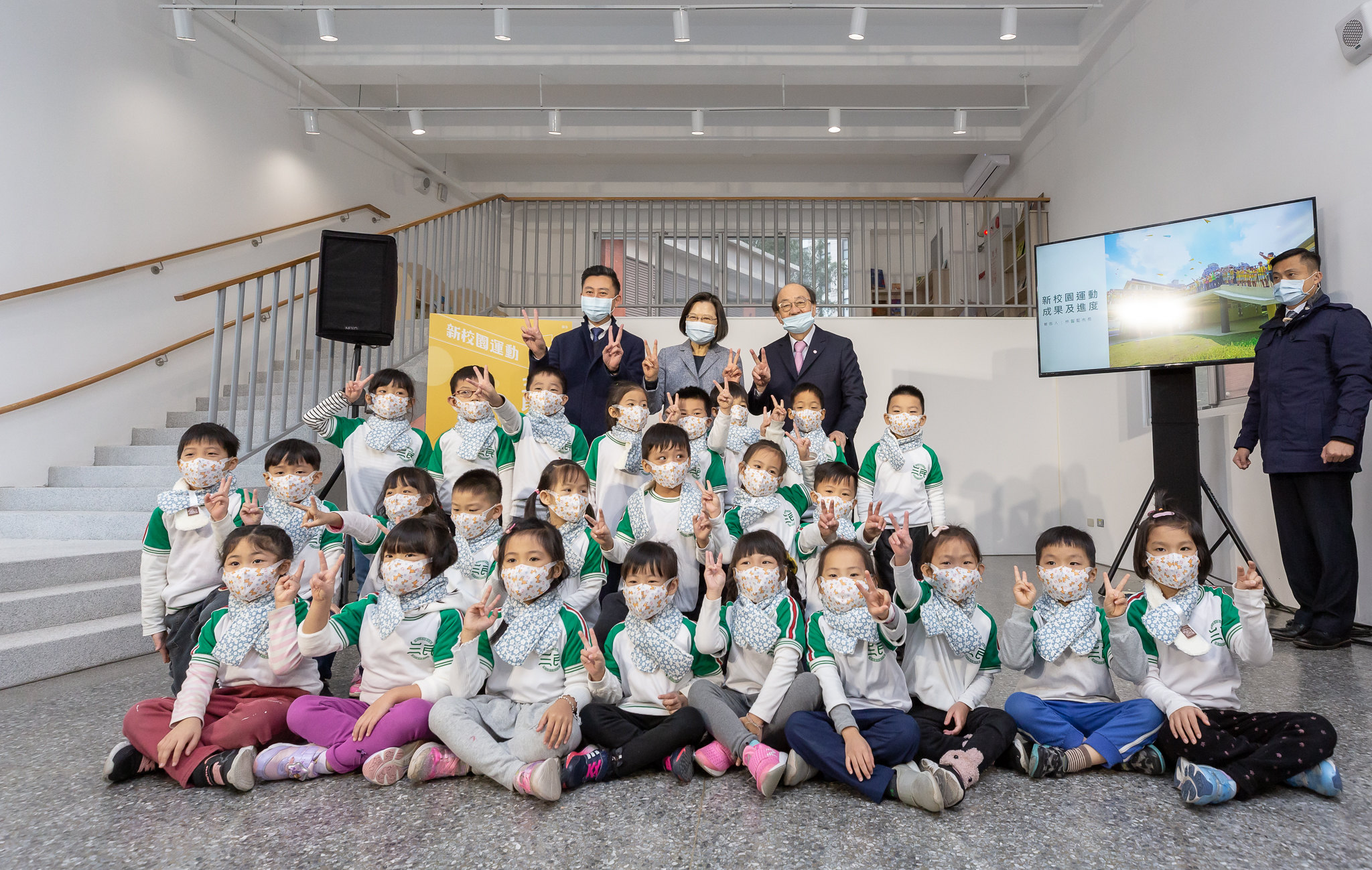 圖為蔡英文總統1月8日視察新竹市東區三民國小附設幼兒園暨訪視校園營養午餐。 (圖:總統府)