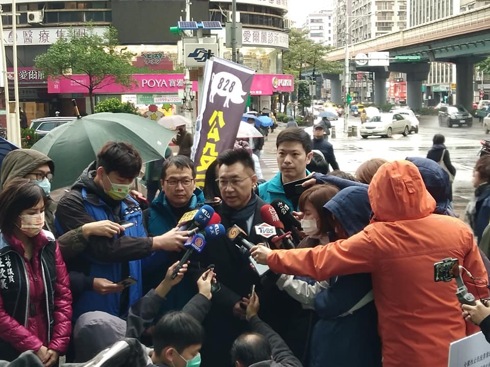 國民黨主席江啟臣(圖中)8日到台北市捷運站出口，號召民眾參加反萊豬和公投綁大選2項公投的第二階段連署時，接受媒體訪問。（王韋婷攝）