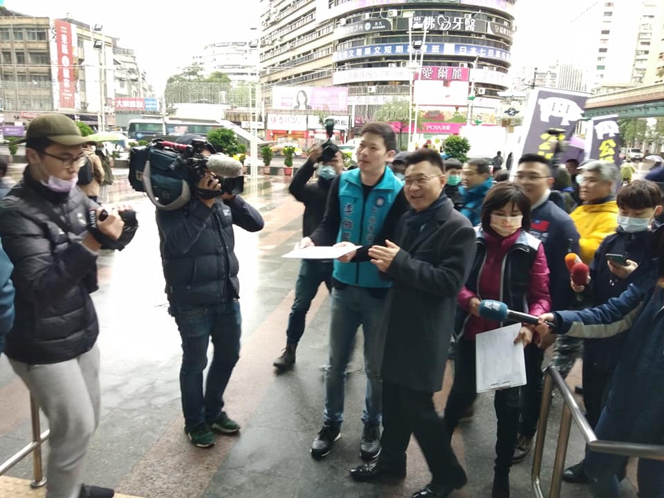 國民黨主席江啟臣8日到台北市捷運站出口，號召民眾參加反萊豬和公投綁大選2項公投的第二階段連署。（王韋婷攝）