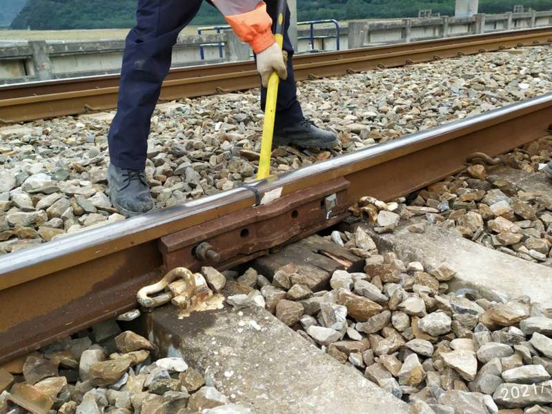 交通部台灣鐵路管理局9日表示，花蓮、宜蘭交界處，東正線K37+875（和平至漢本站間）鐵軌上午發現裂縫，預計晚間將斷電封鎖，進行鋼軌抽換。（台鐵提供）