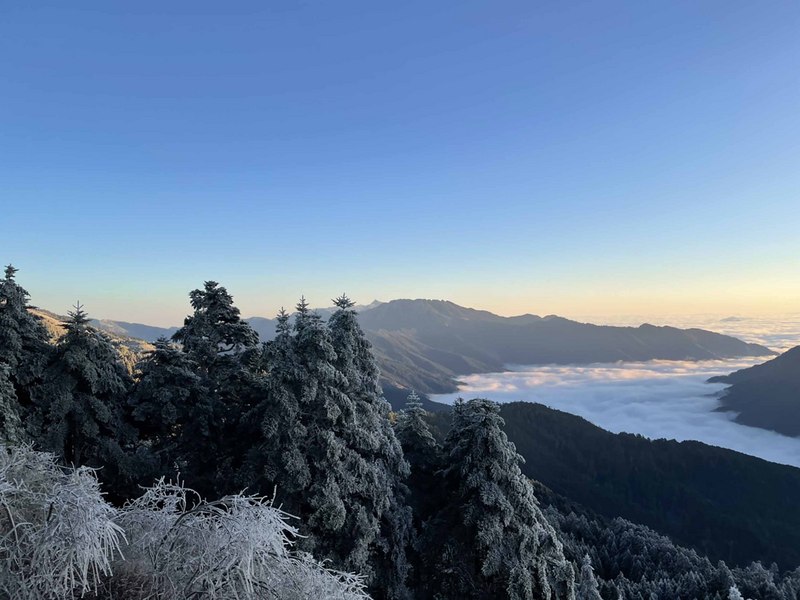 位於南投縣仁愛鄉的合歡山是台灣著名的觀星聖地，也是賞雪的好去處，高山雪景搭配湛藍天空更顯美麗。圖為合歡山區日出景觀。（民眾提供／中央社資料照片）