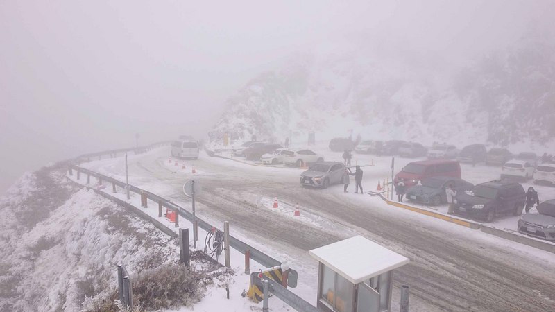 合歡山11日降下入冬最大降雪量，海拔3275公尺的知名地標武嶺成為銀白雪國，許多遊客開車到此休息、拍照。（民眾提供）(圖：中央社)