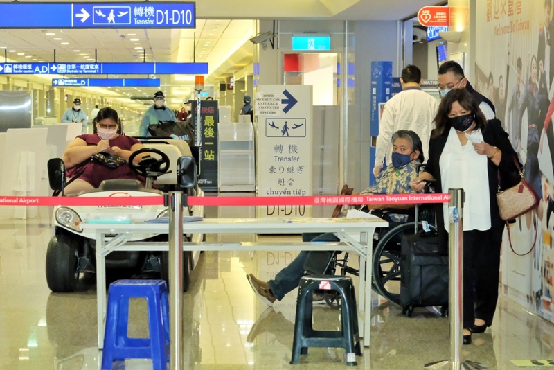 關島人道與醫療包機11日傍晚抵達桃園國際機場，航班搭載47名旅客，包含9名國際醫療專案申請入境者，除緊急就醫需求者，都需先往居檢地進行居檢，再聯絡衛生局申請就醫。(圖：中央社)