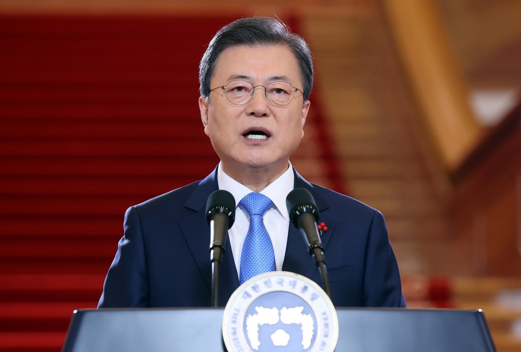 南韓前總統文在寅涉嫌收賄，遭檢方起訴。 (AFP/檔案照)
