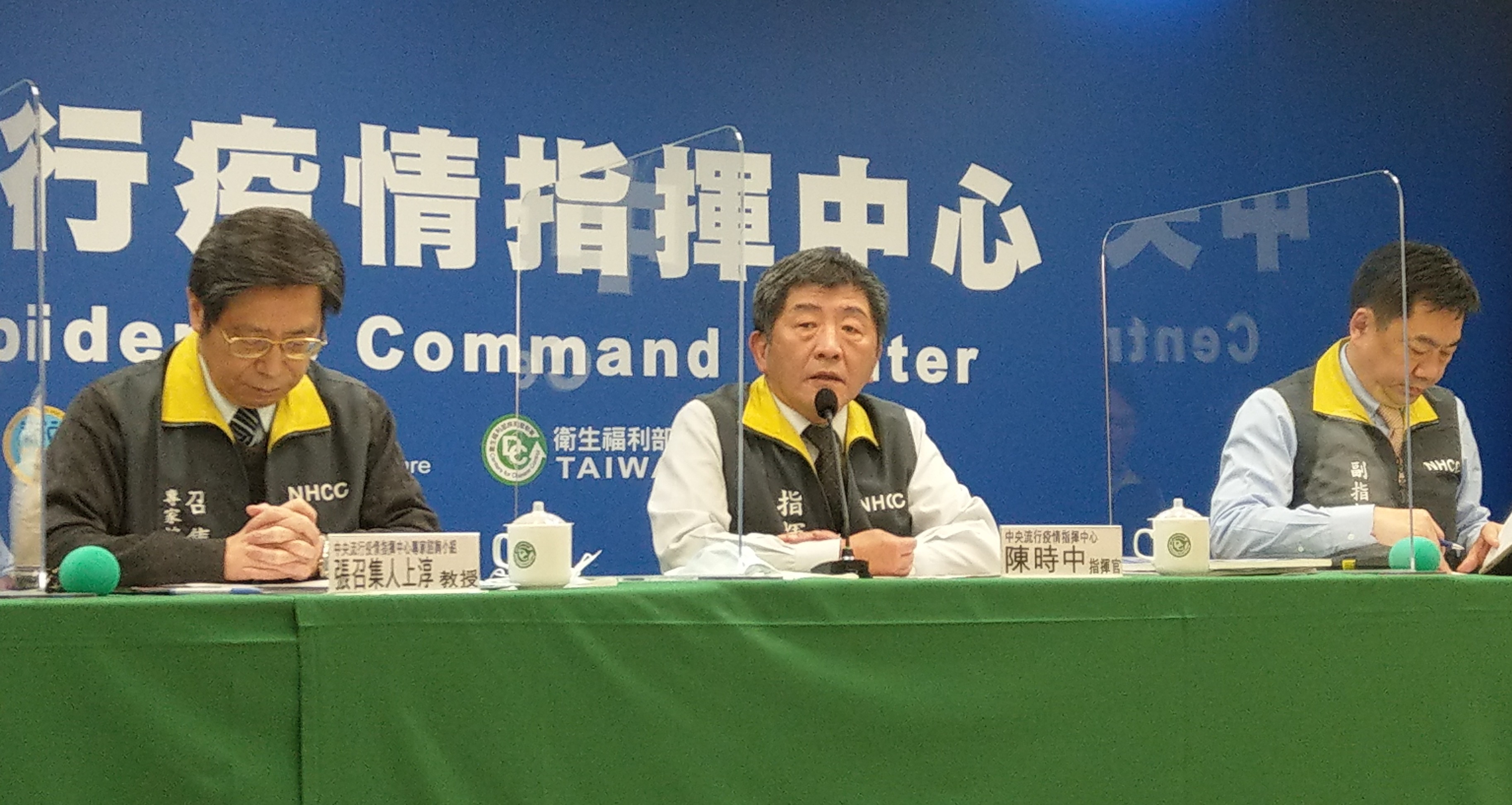 國內再現本土病例，陳時中(中)12日公布一名男醫師及其女友確診。(劉品希 攝)