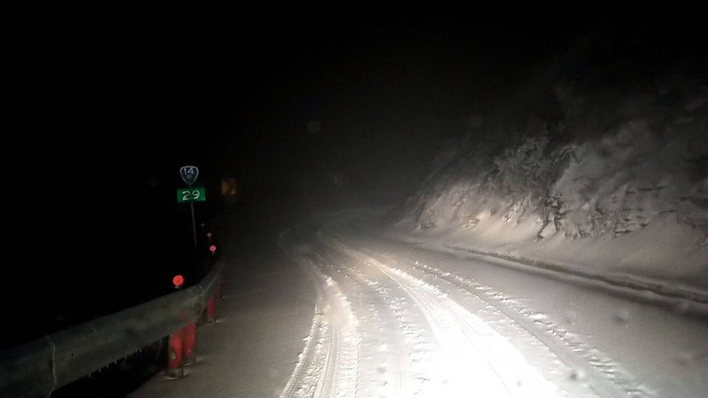 受寒流持續影響，合歡山11日深夜到12日凌晨間歇降雪，公路總局12日清晨出動鏟雪車清除路面積雪，維護用路人安全。（公路總局提供）(圖：中央社)
