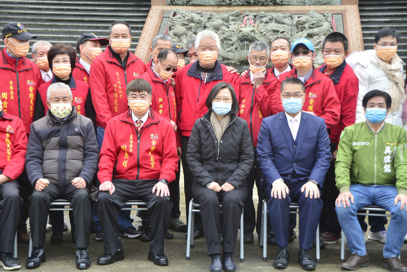 內政部長徐國勇（前右2）12日陪同總統蔡英文（前右3）參訪新北市三峽紫微天后宮，並與會廟方幹部合影留念。 (圖：中央社)