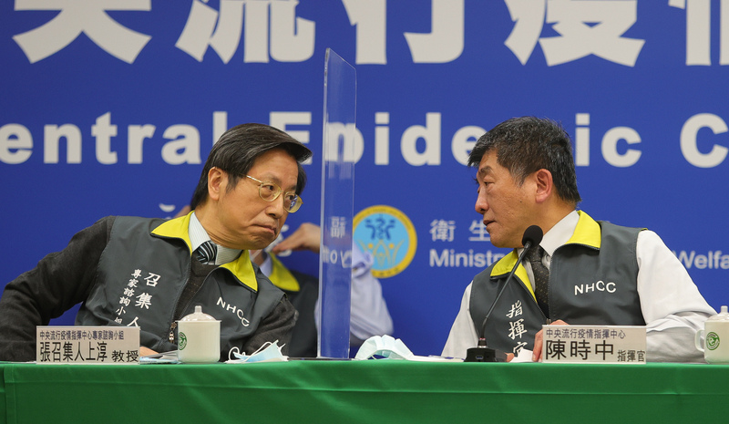 針對北部某醫院染疫醫師足跡，中央流行疫情指揮中心12日晚間更新疫調指出，染疫醫師並未如先前所說，曾於1月8日到過大江購物中心。圖為指揮官陳時中（右）和專家諮詢小組召集人張上淳（左）出席記者會說明。 (圖：中央社)