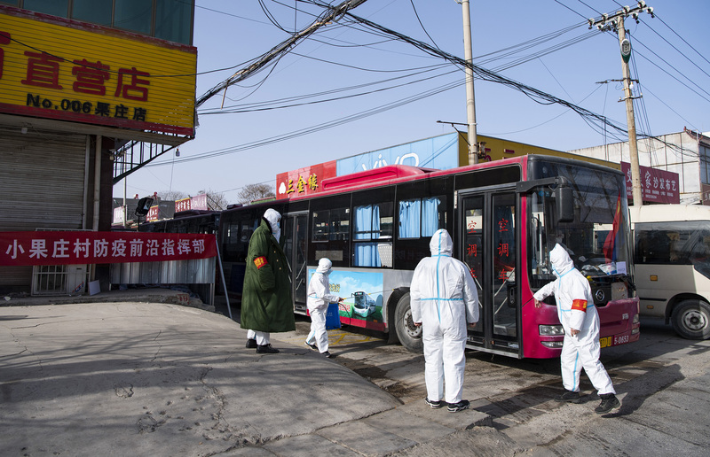 中國河北省石家莊市11日祭出「異地隔離」，將武漢肺炎疫情最嚴重的藁城區增村鎮逾2萬村民，全數轉移到其他隔離點。圖為運送隔離車輛通過小果莊村村口。（中新社提供/CNA）