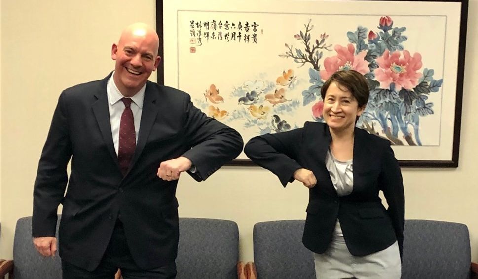美國國務美國國務院政軍局助理國務卿古柏（左）11日與駐美代表蕭美琴會晤。圖為兩人去年會面合照。（推特）