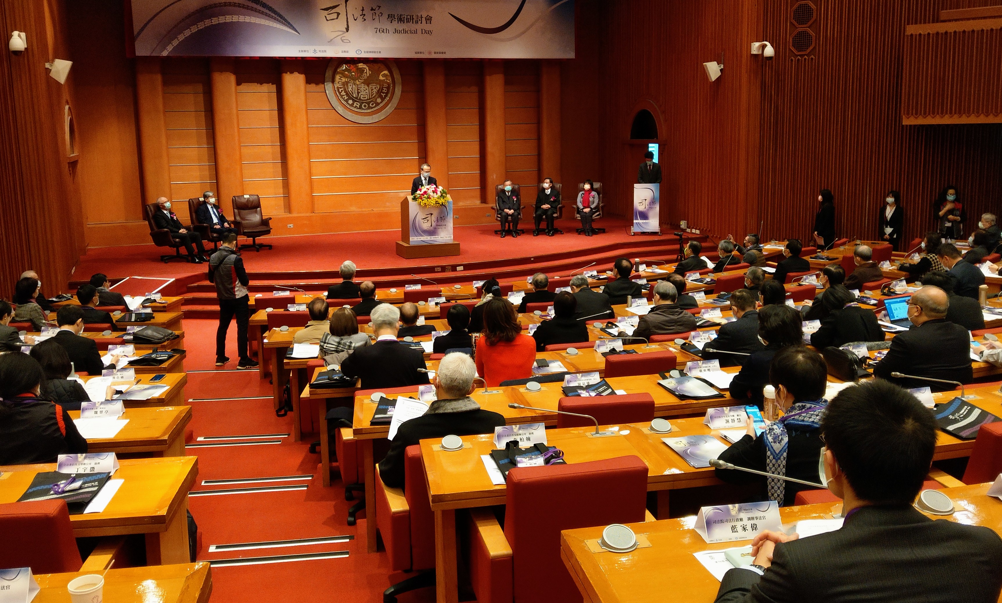 司法院、法務部及中華民國律師公會全國聯合會共同舉辦「第76屆司法節學術研討會」，司法院長許宗力在開幕典禮中致詞。(歐陽夢萍 攝)