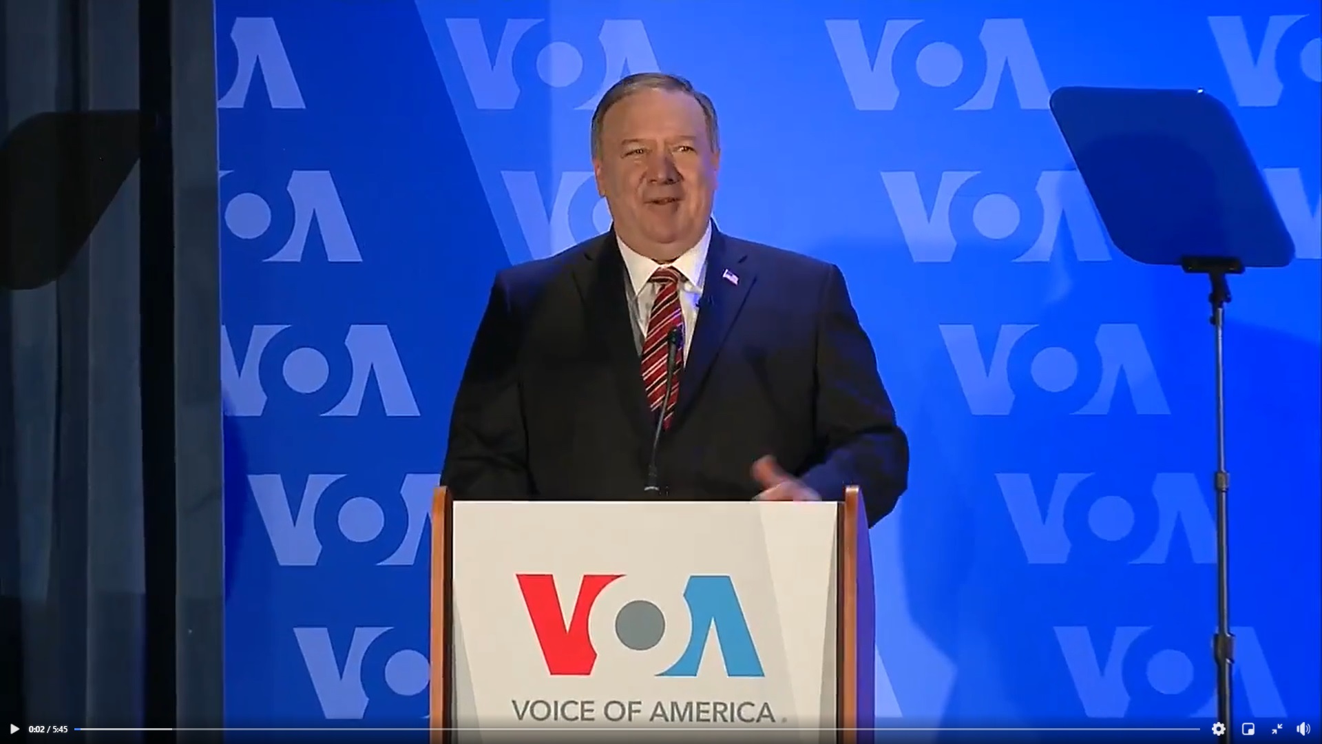 美國國務卿蓬佩奧(Mike Pompeo)11日在美國之音(VOA)總部發表演說。 (圖:翻拍自國務院臉書直播)