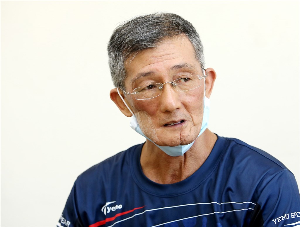 中職統一獅創隊元老鄭百勝11日因口腔癌病逝，享壽61歲。圖為2019年，鄭百勝接受職棒雜誌專訪畫面。（中華職棒提供）