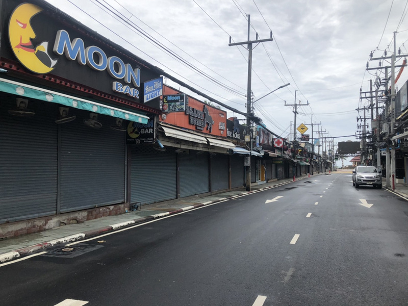 本該充滿觀光人潮的泰國普吉島（Phuket），因為武漢肺炎疫情影響，國內外觀光客寥寥無幾，原本熱鬧的觀光大街一片死寂。（讀者提供） (圖：中央社)