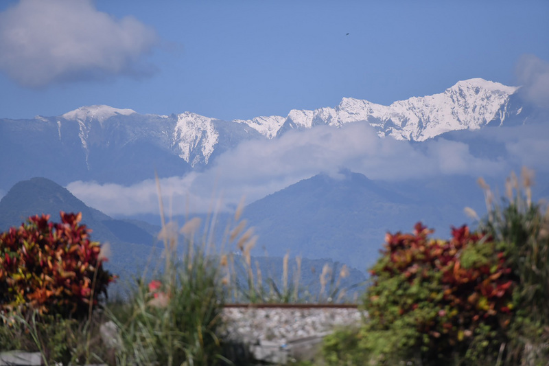 花蓮氣象站主任譚廉表示，最近這波寒流溫度較低，且山區溼度也夠，各處山間多有降雪，不過前幾天花蓮溼冷、雲層厚，直到13日天氣放晴轉乾冷後，才有機會在平地看到高山雪景。（胡姓民眾提供） (圖：中央社)