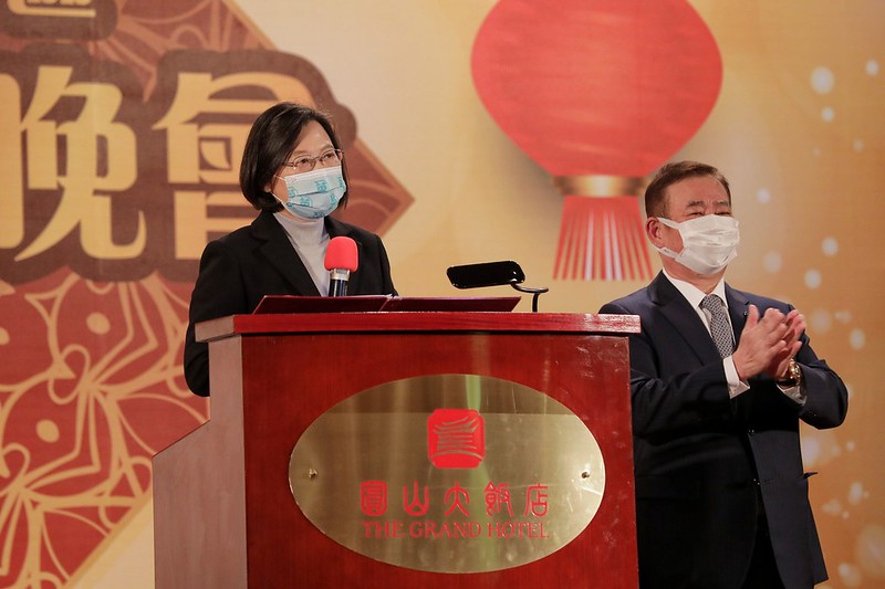 蔡英文總統今晚出席台北內湖科技園區發展協會歲末聯歡晚會時向台下老闆們喊話，最近股市很旺，科技業營收應該很不錯，公司有賺錢的話，年終獎金大方一點。(圖：總統府Flickr)