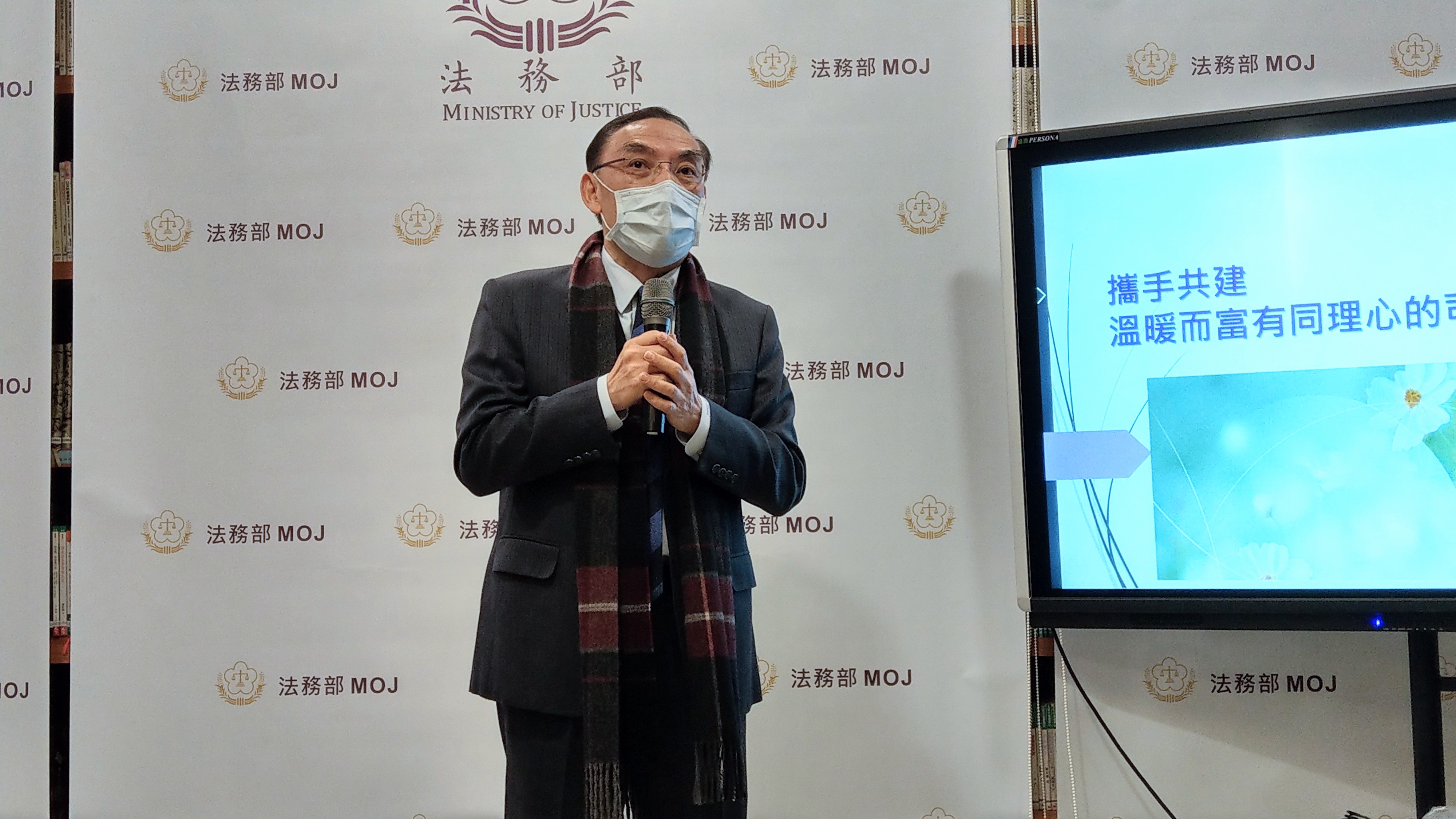 法務部長蔡清祥20日表示，法務部及所屬機關向來非常重視防疫工作，尤其在秋冬方案實施後，更是提高警覺，所有機關都要按照SOP確實執行，甚至更加嚴格。(資料照/歐陽夢萍 攝)