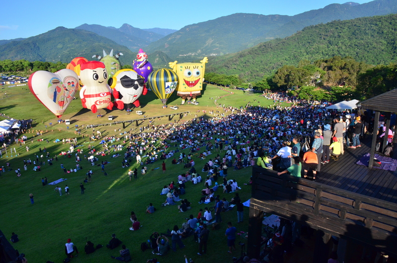 受武漢肺炎（2019冠狀病毒疾病，COVID-19）疫情影響，國內旅遊大爆發，尤其是零確診的台東更是國內旅遊首選，知名景點的人潮幾乎沒有淡旺季和例假日差別。圖為2020年暑假的熱氣球嘉年華人潮。 (圖：中央社)