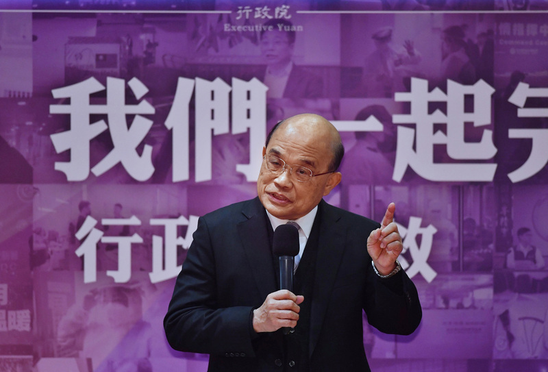 行政院長蘇貞昌14日就任滿2週年，他下午與媒體茶敘時表示，開放萊豬進口並沒有「偷襲」。 (圖：中央社)