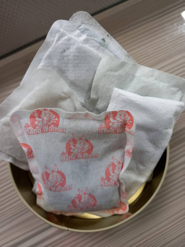 寒流接連來襲，暖暖包供不應求，由於暖暖包主要成分可用於填補棒球場地坑洞，基隆家扶中心也發起募集二手暖暖包活動，歡迎民眾踴躍捐獻。（基隆家扶中心提供） (圖：中央社)