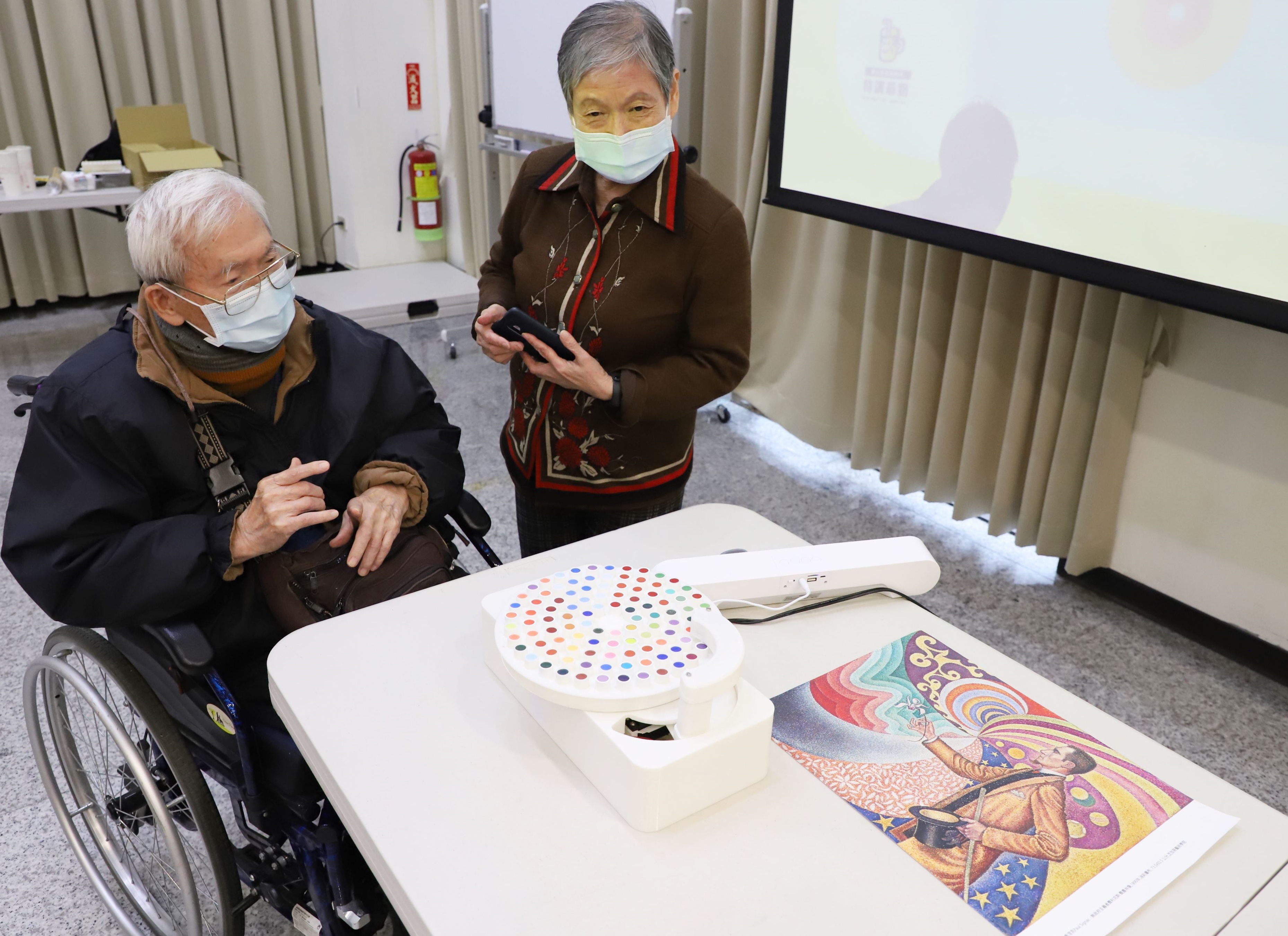 台科大師生團隊設計出「色彩唱盤機」，能夠感應唱盤上的顏色，播放對應的聲音。(台科大提供)