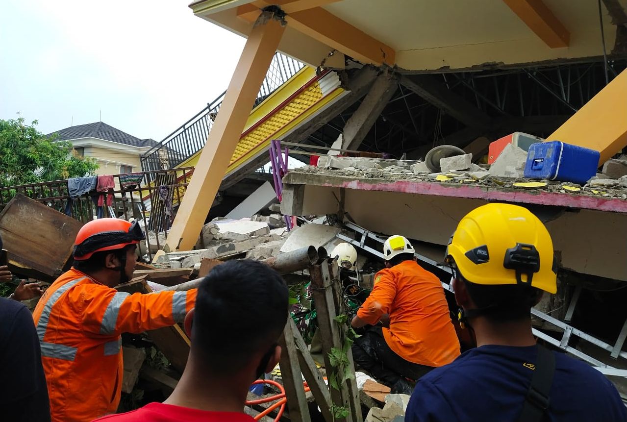 印尼蘇拉威西島(Sulawesi island)15日凌晨發生強震，造成死傷，政府警告還有餘震。 (圖:印尼國家搜救總署)