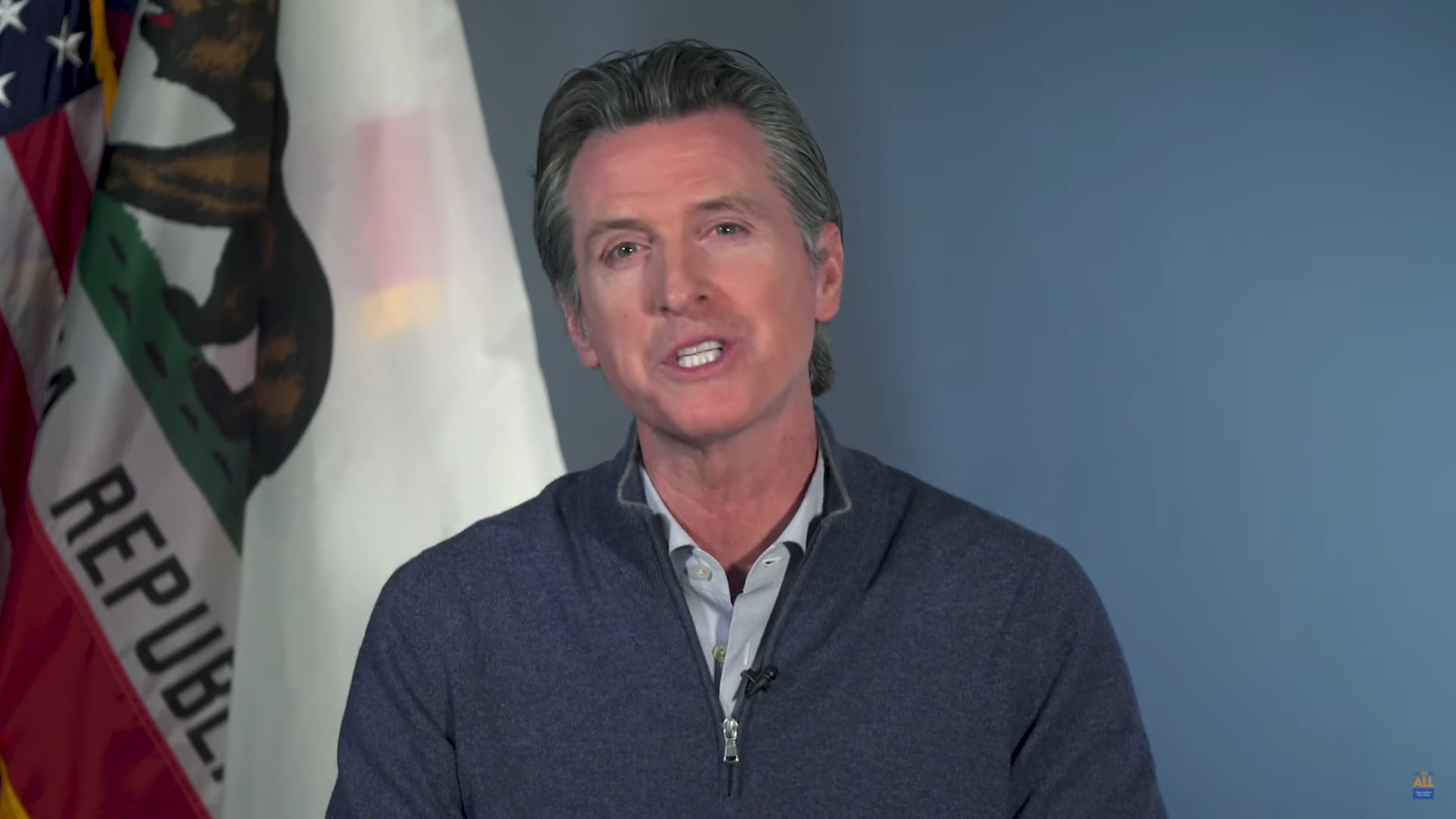 加州州長紐松(Gavin Newsom)宣佈加州的所有教師和其他學校人員，將強制接種COVID-19(2019年冠狀病毒疾病)疫苗。 (圖:翻拍線上記者會)