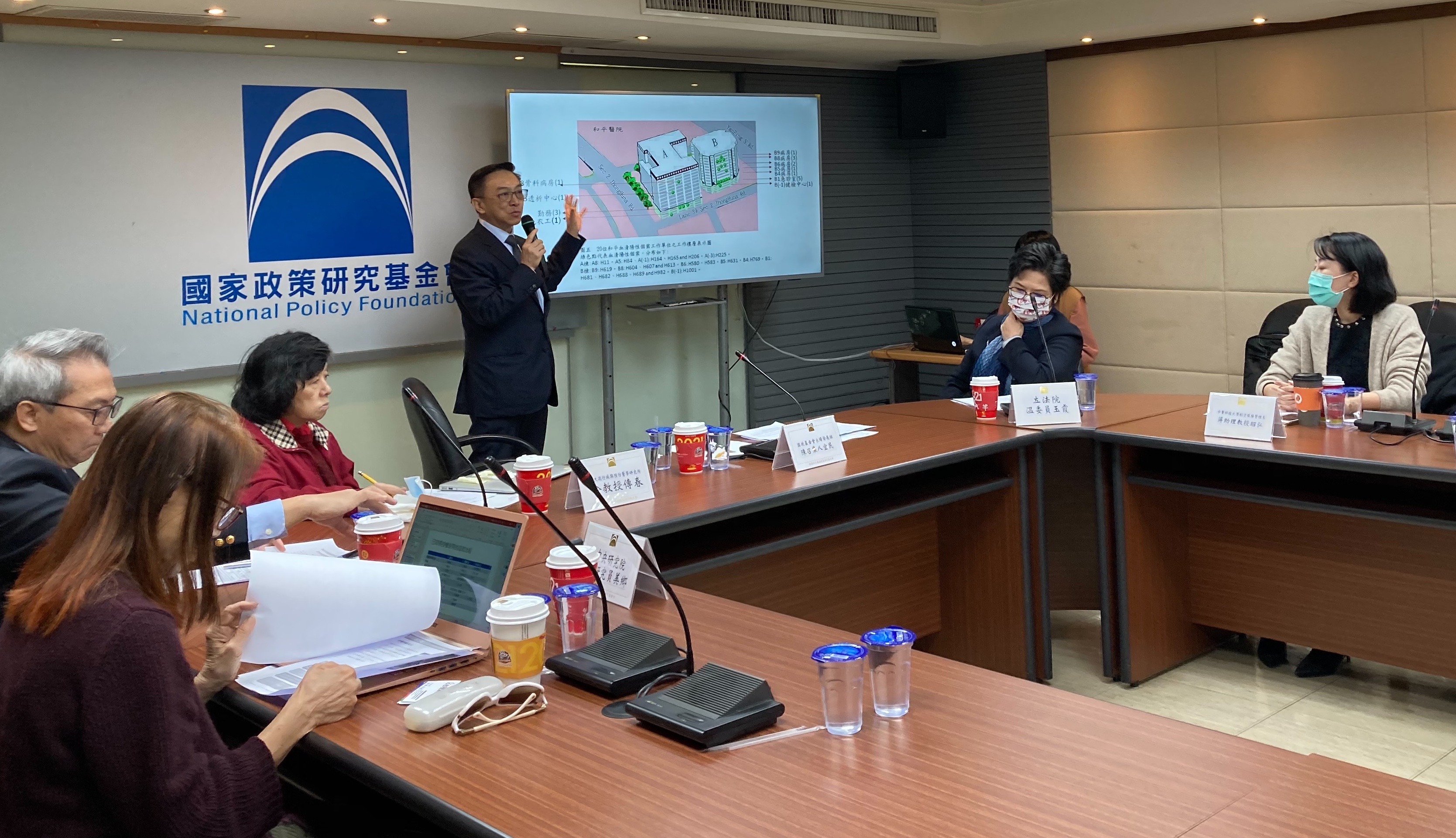 國政基金會15日邀請醫學界與航空、觀光界專家，針對台灣防疫方向舉辦座談會。(國政基金會提供)