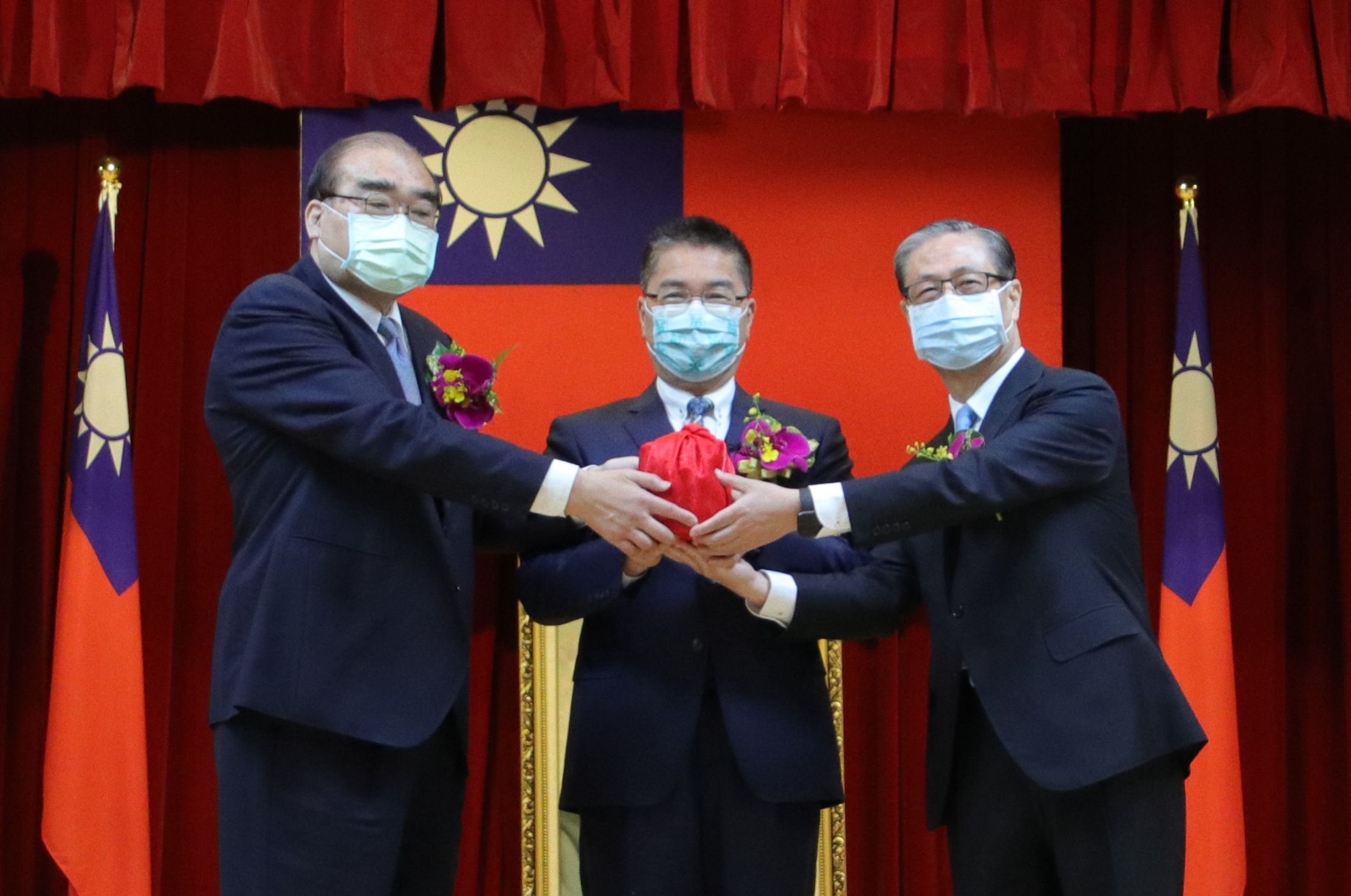 內政部長徐國勇(中)15日主持移民署卸任署長邱豐光(左)與新任署長鐘景琨(右)交接儀式。(內政部提供)