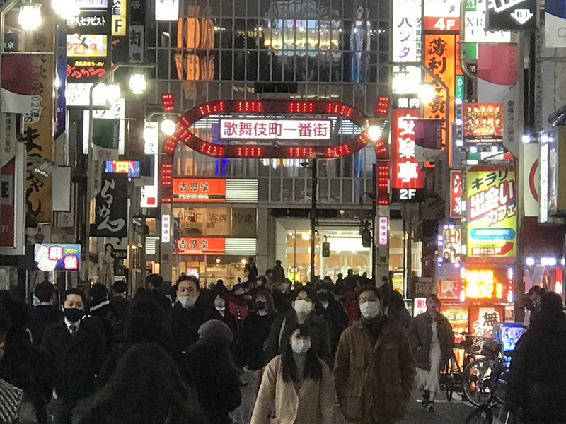 日本疫情燒不停，包括北海道、愛知縣與東京都等地，都同創近期確診新高。圖為新宿歌舞伎町鬧區。 (資料照 / 圖：中央社)