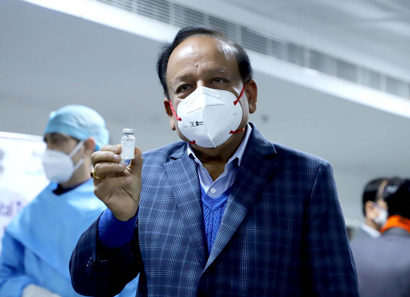 印度衛生與家庭福利部長瓦德漢（Harsh Vardhan）16日在當地首日展開疫苗接種計畫時向外界展示疫苗。（印度衛生與福利部提供） (圖：中央社)