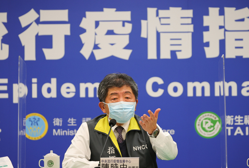 北部醫院疫情延燒，中央流行疫情指揮中心指揮官陳時中（圖）16日晚間宣布新增1例本土個案，為北部醫院護理師，曾和染疫醫師接觸達1小時。陳時中憂心醫護信心遭重擊，也在記者會中喊話，「我們一起走過這麼長的路，我們一起撐下去。」 (圖：中央社)