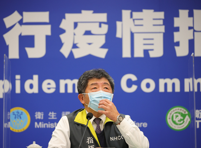 指揮中心指揮官陳時中（圖）16日晚間臨時舉行記者會，宣布新增1例本土個案，為北部醫院護理師，曾和日前染疫醫師接觸。 (圖：中央社)