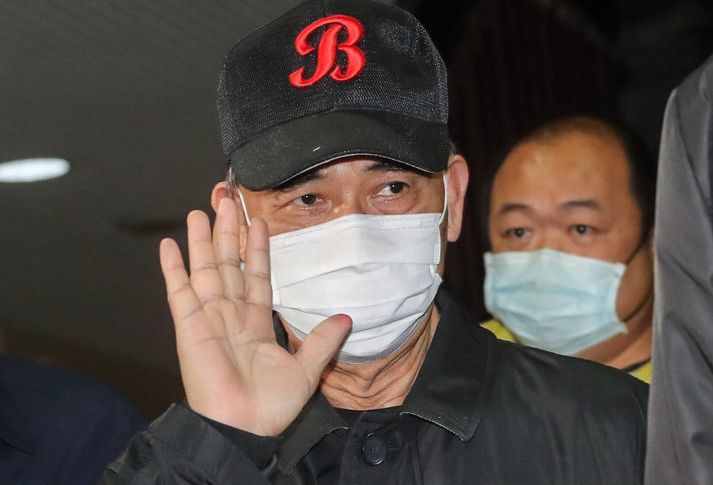 國民黨籍立委廖國棟（前）因涉賄被羈押禁見至今，台北地方法院15日開庭後，裁定廖國棟以新台幣1000萬元交保，並限制住居、出境、出海；晚間廖國棟步出台北地院，向媒體揮手致意。 (圖：中央社)