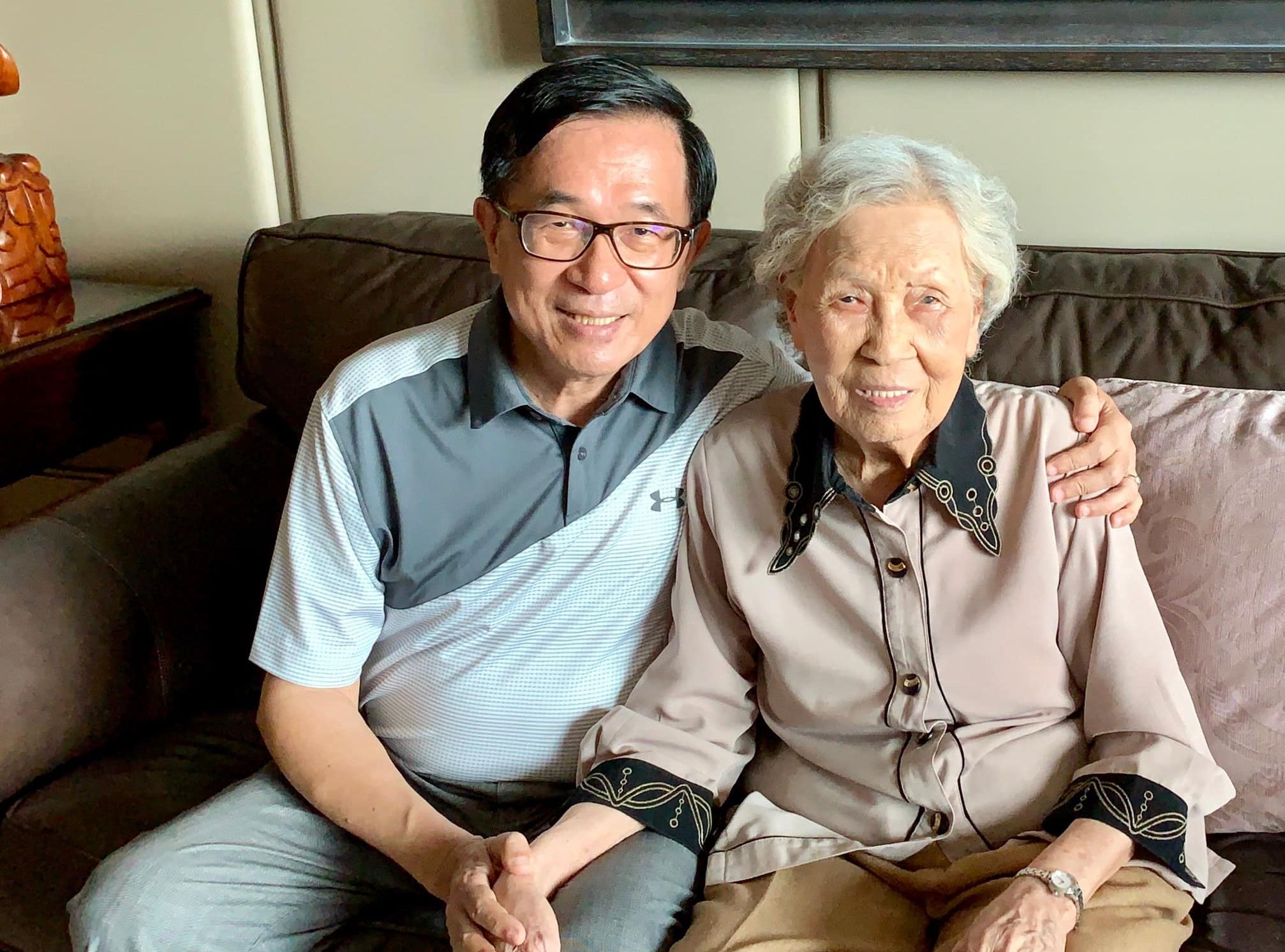 前總統陳水扁的母親陳李慎(右)15日晚上辭世，享壽94歲。(圖:取自陳水扁臉書)