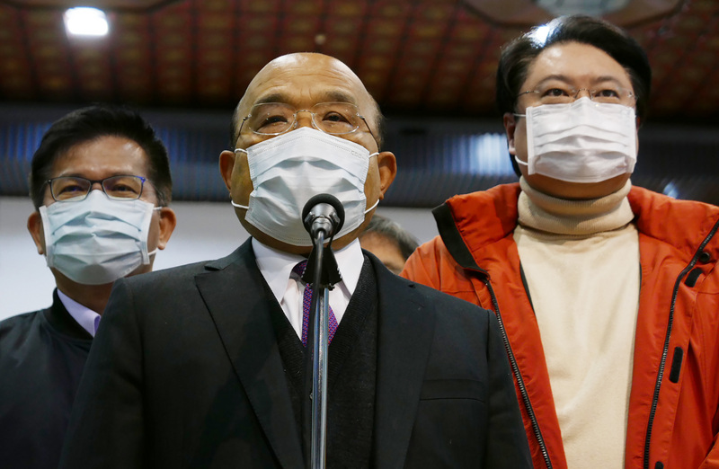 北部醫院爆發院內感染，16日晚間又有一名護理師確診武漢肺炎。行政院長蘇貞昌（中）17日視察基隆港重大建設受訪說，防疫一點都不能疏忽和大意，指揮中心已準備也要求防疫要趨嚴。左為交通部長林佳龍、右為基隆市長林右昌。 (圖：中央社)