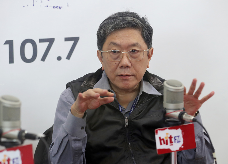 中央流行疫情指揮中心專家小組諮詢委員李秉穎18日在台北接受電台專訪，談及北部醫院群聚病例時指出，除了找系統性原因，還要關注環境接觸問題，手不碰眼口鼻常被忽略。 (圖：中央社)
