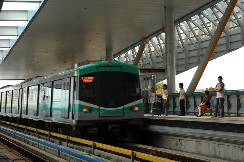 高雄捷運股份有限公司統計捷運與輕軌中秋連假前三天運量，創下今年COVID-19疫情警戒以來新高。（高雄捷運公司提供） (圖：中央社)